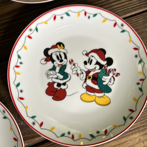 Disney Mickey Mouse and Minnie Mouse Holiday Plates, Set of 4 🎄 - Picture 7 of 13